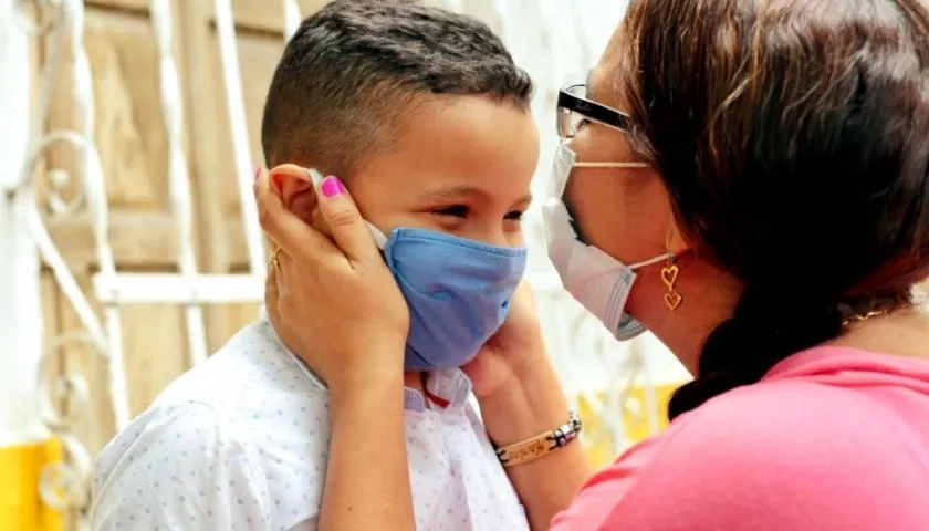 El uso del tapabocas en espacios públicos y locales comerciales se mantiene. 