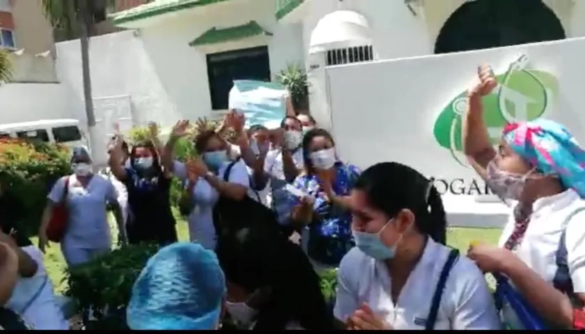 Protesta de los trabajadores frente a Hogarsalud IPS.