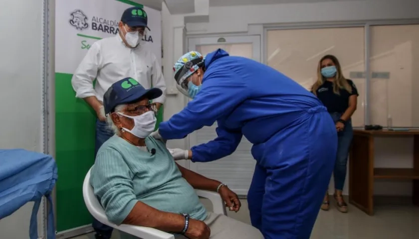 Susana Espitia al momento de ser vacunada.