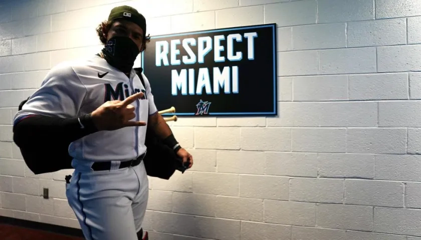 Jorge Alfaro, receptor de los Marlins de Miami. 