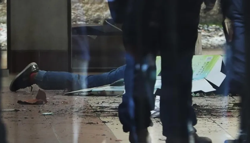 El cuerpo sin vida de un estudiante yace en el suelo tras un accidente hoy, en El Alto (Bolivia).