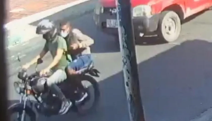 Los presuntos sicarios grabados en una cámara de seguridad del sector. 