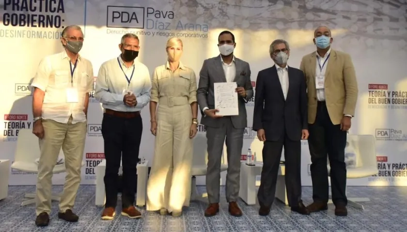 Los precandidatos tras la firma del pacto.