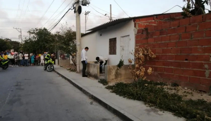 La Sijin llegó al lugar a realizar la inspección del cadáver.