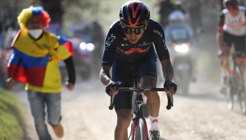 Egan Bernal durante la Strade Bianche.