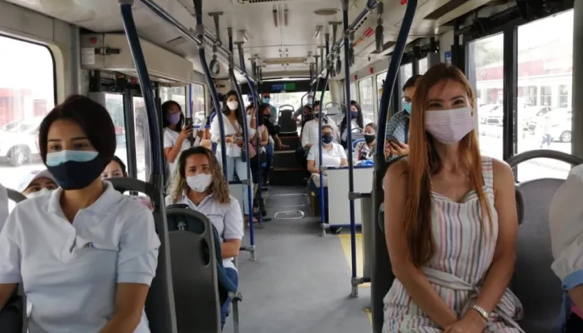 La Primera Dama, Silvana Puello en el bus rosa de Transmetro.