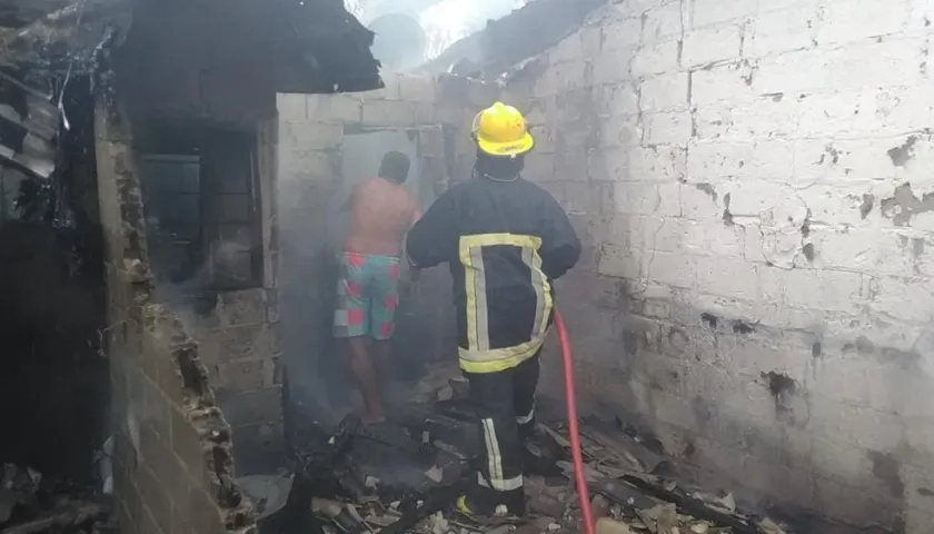 Los bomberos de Soledad atendieron la conflagración. 