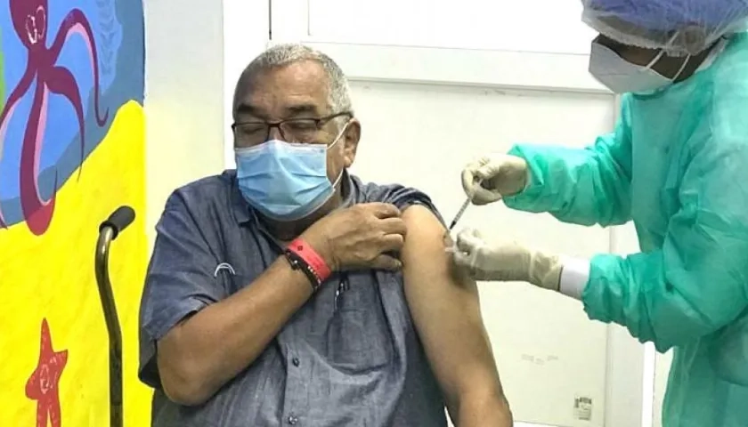 Alci Acosta, en el momento de ser vacunado.