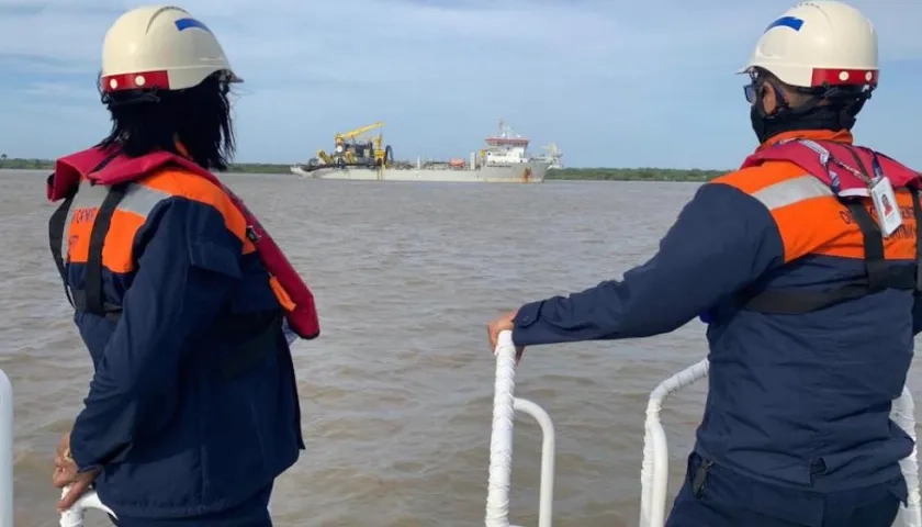 La draga 'Bartolomeu Dias' trabajando en la adecuación previa del canal.