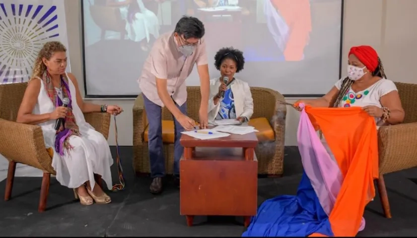 Firma del pacto por parte del Secretario del Interior, José Humberto Torres.