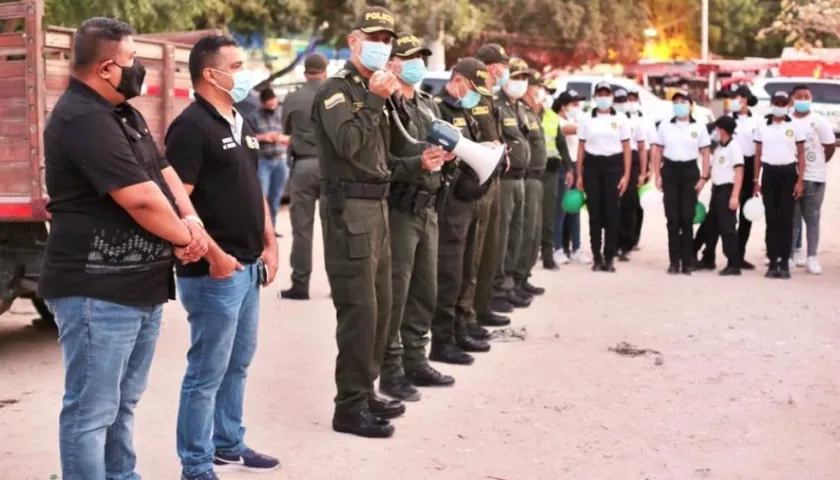 El Comandante de la Mebar BG Diego Rosero, con la comunidad de Las Moras.