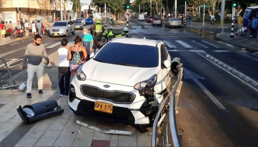 El vehículo en la rampa de acceso a la estación de Transmetro. 