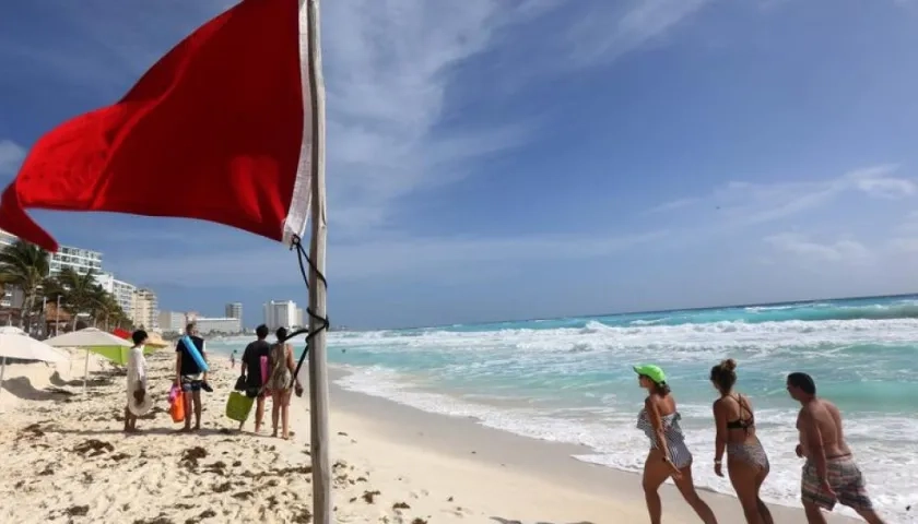 Turistas pasean por las playas del balneario de Cancún en Quintana Roo (México). 