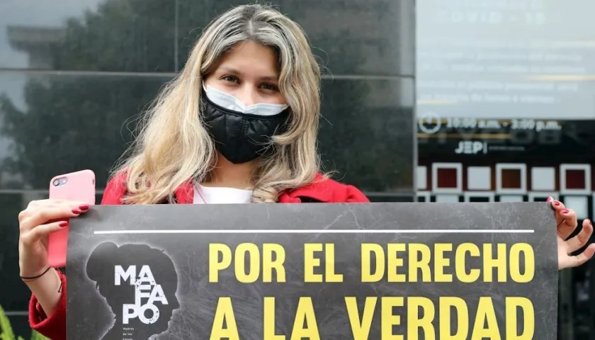 Colectivos de las víctimas de las ejecuciones extrajudiciales en Colombia, conocidas como "falsos positivos", fueron registrados este martes, durante un plantón frente a la sede de la Jurisdicción Especial para la Paz (JEP), en Bogotá (Colombia) 