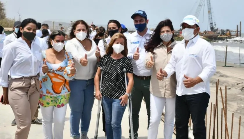 Autoridades tras la firma del decreto.