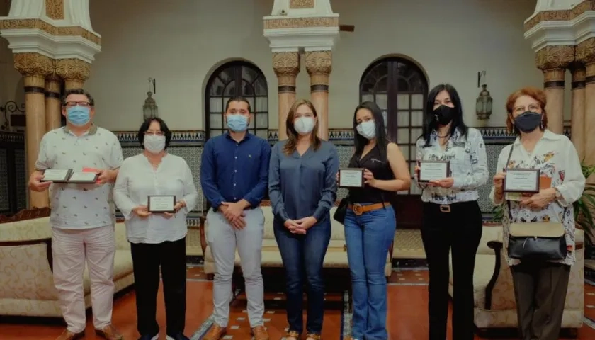 La secretaria de Cultura de Barranquilla, María Teresa Fernández, con un grupo de poetas.