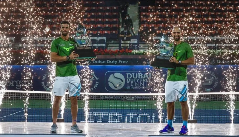 Robert Farah y Juan Sebastián Cabal con sus trofeos de campeón. 