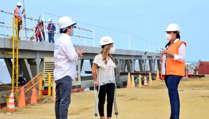 La Gobernadora Elsa Noguera y los Secretarios de Desarrollo, Miguel Vergara y de Infraestructura, Nury Logreira, en las obras del Muelle.