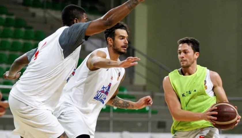 Gianluca Bacci durante un entrenamiento ante la marca de Selem Safar y Antonio Peña.