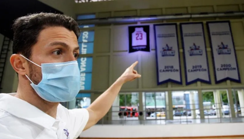 Gianluca Bacci señala la camiseta de Xavier Roberson. 