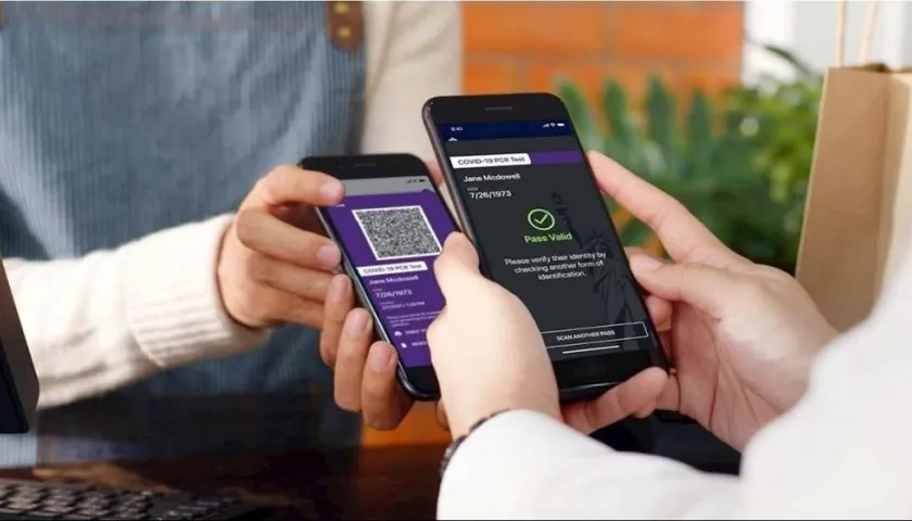 Fotografía cedida por el estado de Nueva York donde se muestra el uso de la identificación para vacunados y negativos de Covid-19.