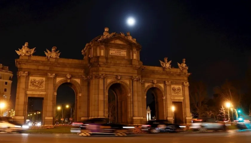 Imagen de la Puerta de Alcalá en Madrid con su iluminación apagada.