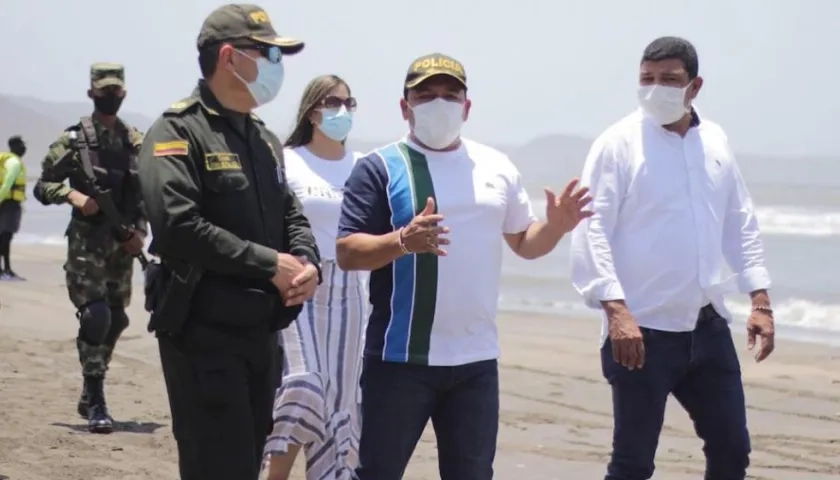 El Alcalde Wilman Vargas recorriendo las playas.