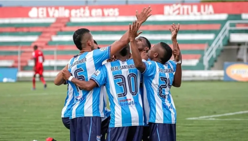 Jugadores de Real Santander celebrando un gol ante Cortuluá, en el Torneo de la B.