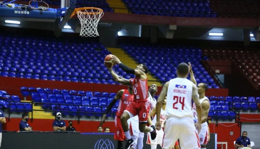 La defensa de Titanes no pudo parar a Jezreel De Jesús. 