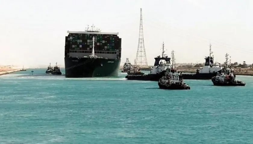 El portacontenedores reflotado por varios remolcadores.