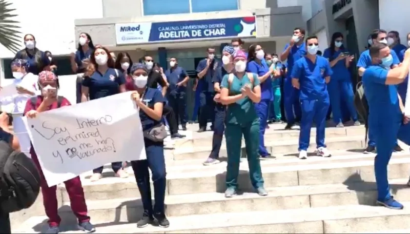 Los médicos internos reclamando la vacunación frente al Camino Adelita de Char.