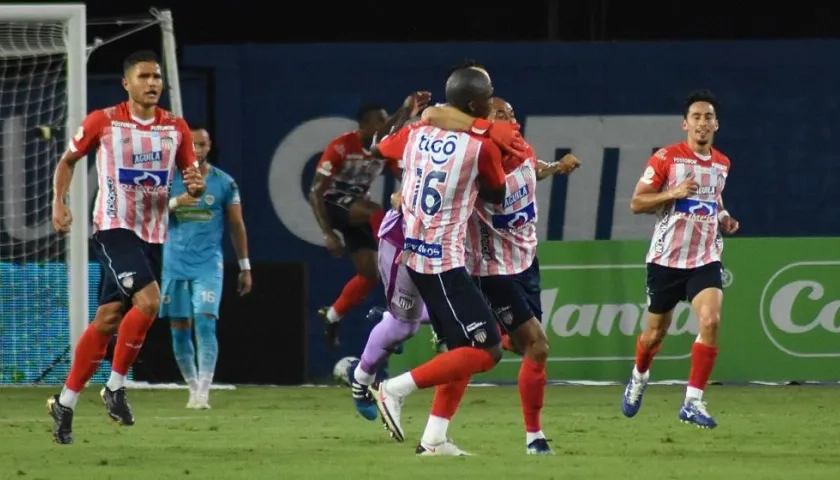 Jugadores del Junior celebrando el golazo de tiro libre de Sebastián Viera.