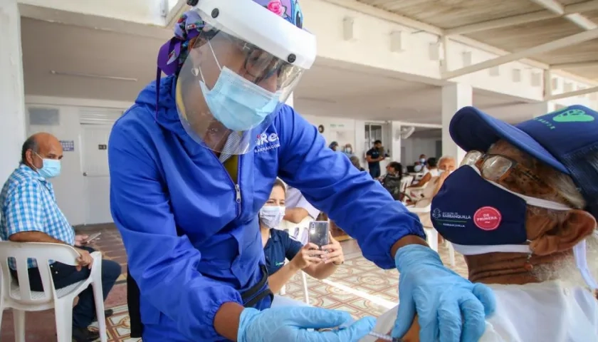 312 adultos mayores de 80 años recibieron, en el Centro de Vida La Sierra, la segunda dosis del biológico que les permitirá alcanzar la inmunidad en las próximas semanas.
