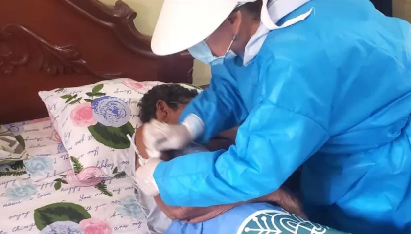 Aplicación de la vacuna en casa.