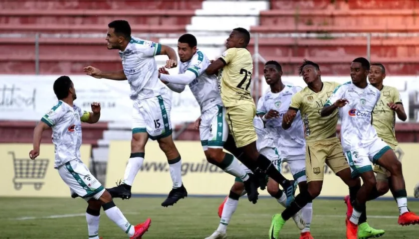 Acción del partido ante La Equidad protestado por Águilas Doradas.