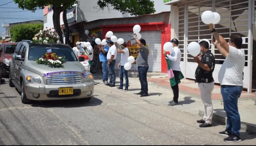 Despedida del cortejo fúnebre de la médico Sara De la Cruz.