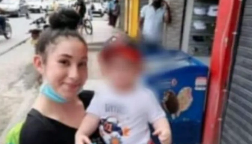 Iris Carolina Ayola Hernández y su bebé.