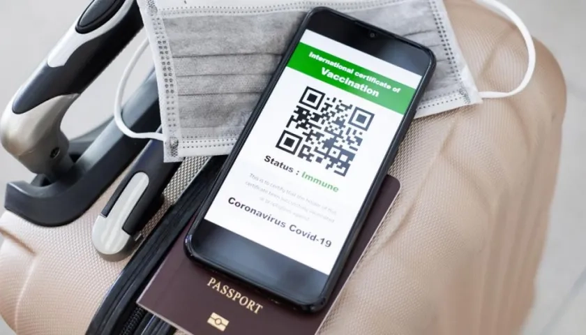El uso de certificados de vacunación si está avanzando en Europa y es probado en NY.