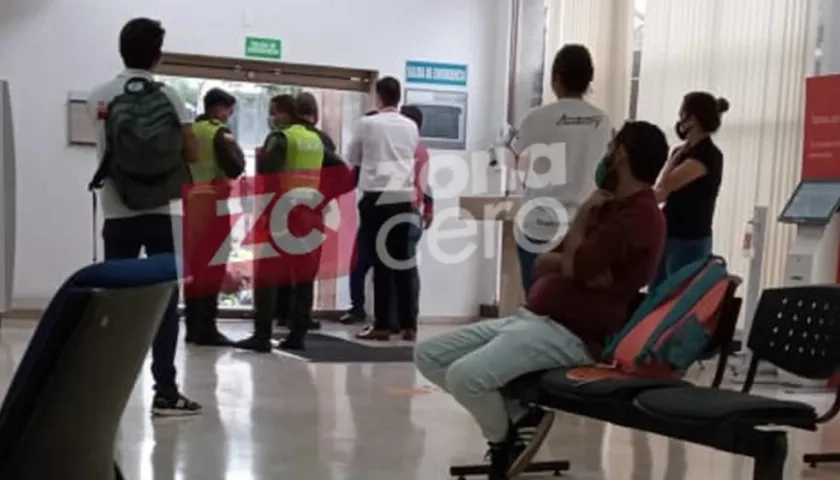 La Policía hace presencia en el banco.