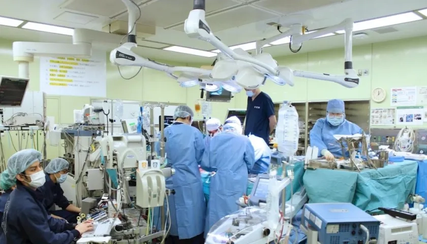 Un equipo médico del Hospital Universitario de Kioto en la operación de trasplante de pulmón. 
