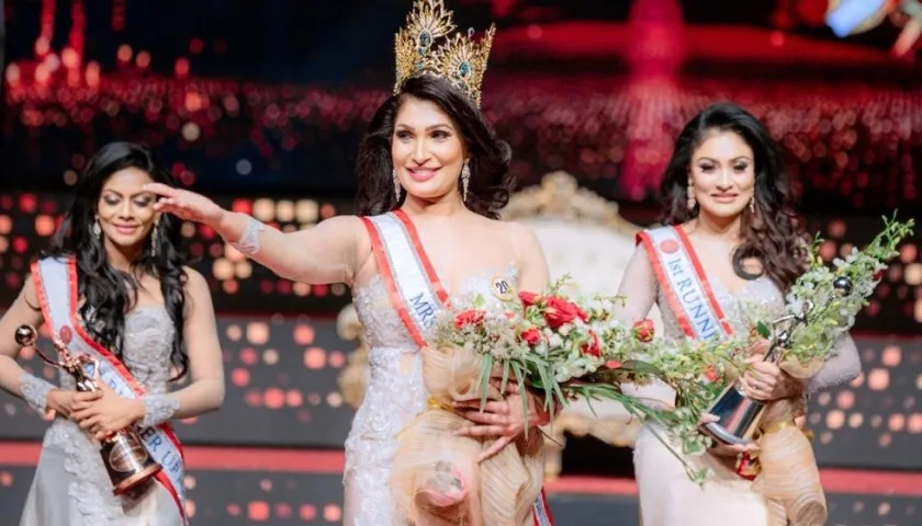 La ganadora abandonó el escenario llorando, tras serle quitada la corona.