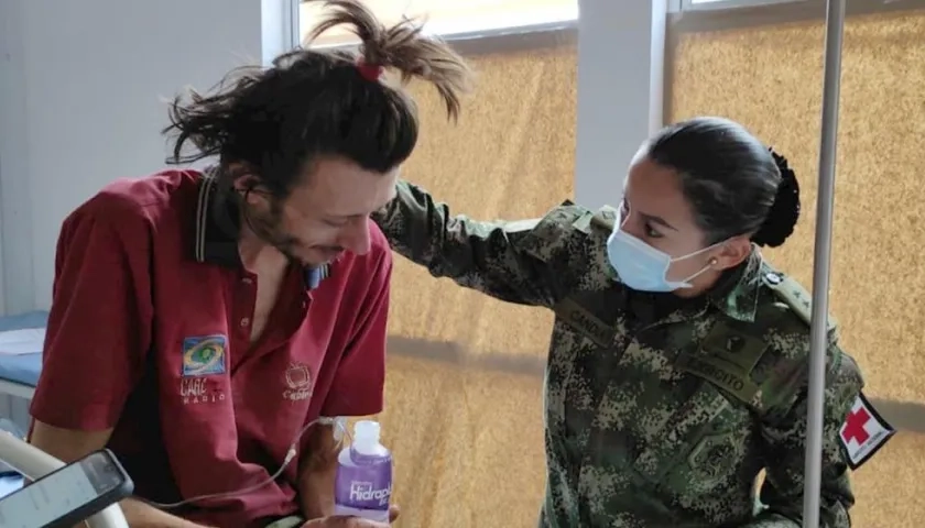 Daniel Florián Waldhauser mientras es atendido por personal médico.