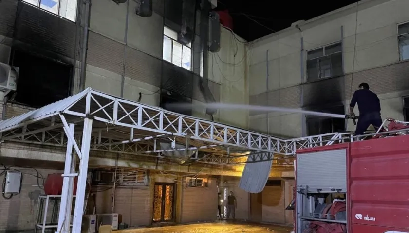 Bomberos sofocan las llamas originadas en un hospital de Iraq.