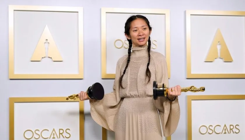 Chloé Zao ganadora del Óscar a mejor dirección por "Nomadland". 