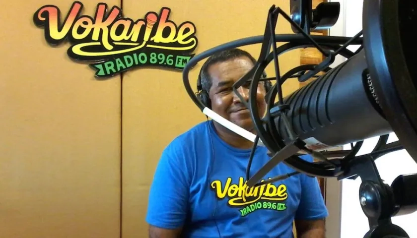 Octavio González Maury, frente al micrófono en Vokaribe Radio.