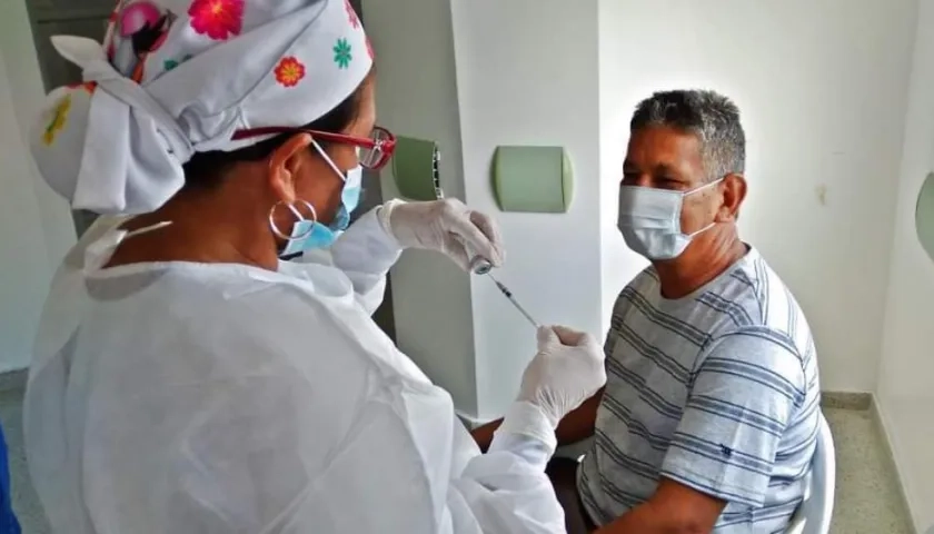 Vacunación de adultos mayores en Polonuevo.