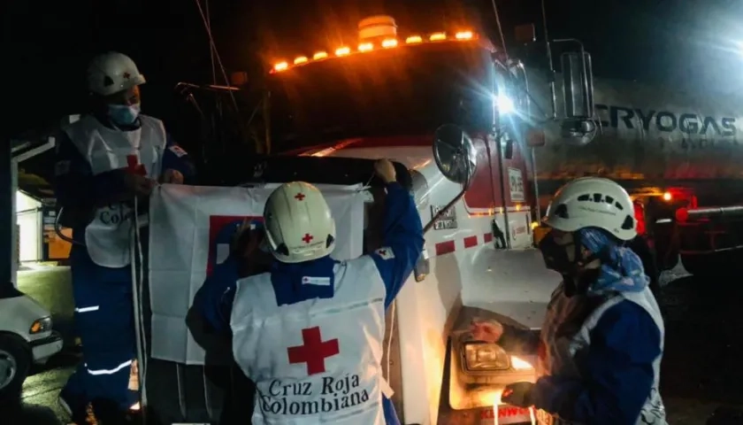 Personal de la Cruz Roja Colombiana apoyando el paso de oxígeno.