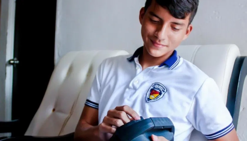 Un estudiante escucha uno de los programas radiales.