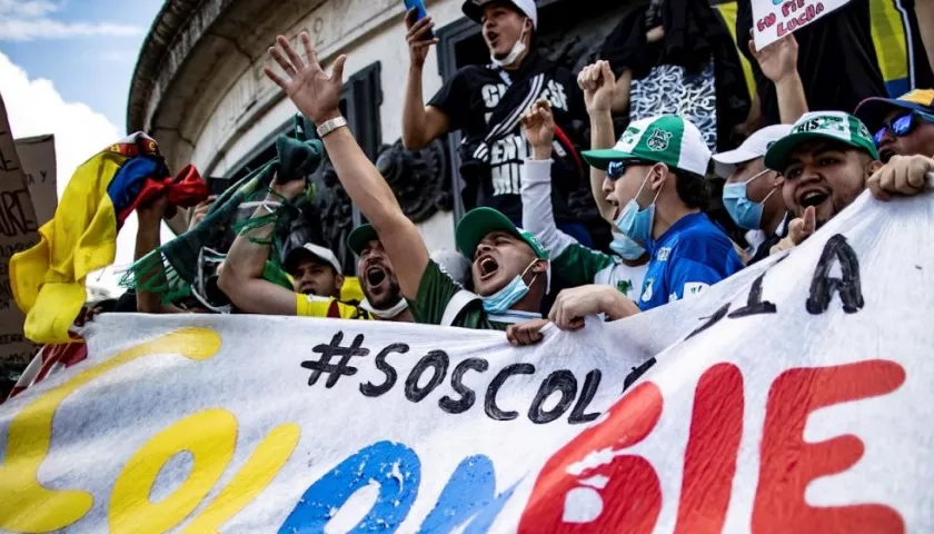 En la simbólica Plaza de la República, los colombianos protestaron por la violencia de las últimas semanas en el país.