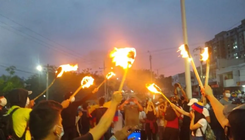 La marcha de antorchas partiendo por la calle 72 en Barranquilla.